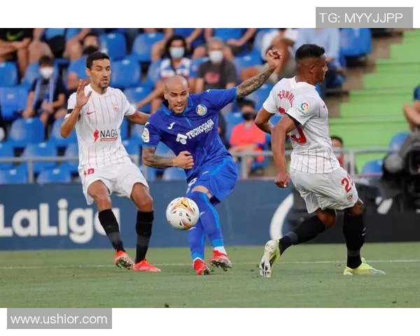 费伦天拿与帕尔马的激烈对决揭示意甲新赛季的竞争格局与球队实力分析 费伦天拿与帕尔马的激烈对决揭示意甲新赛季的竞争格局与球队实力分析